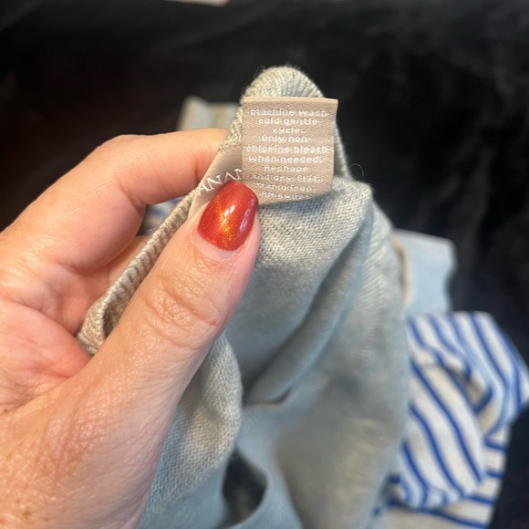 Banana Republic bow graphic sweater. Size XL.Grey background with royal … - Picture 6 of 6